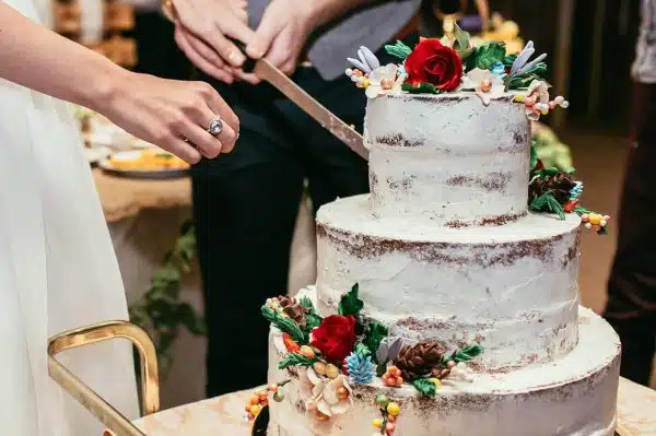 tort naked cake w kwiatach