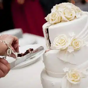 tort w bieli z różami