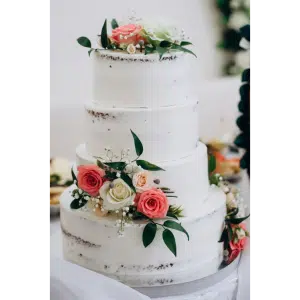 tort weselny na kremie maślanym/ żywe kwiaty